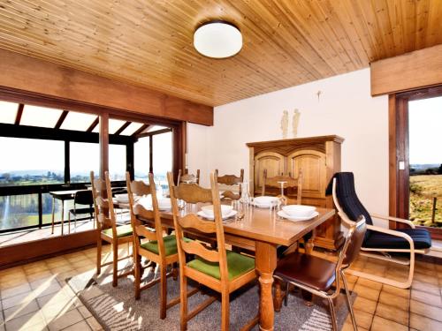 ウッファリーズにあるCosy Holiday Home in Nadrin with Private Terraceのダイニングルーム(木製テーブル、椅子付)