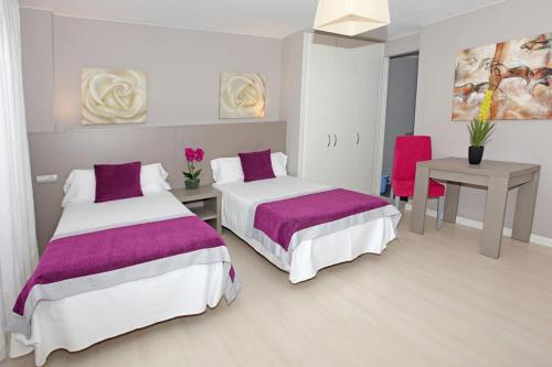 Postel nebo postele na pokoji v ubytování Hotel El Faro Marbella