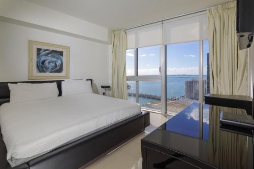 una camera con un letto e una grande finestra di Miami Icon Brickel Luxury Condo a Miami