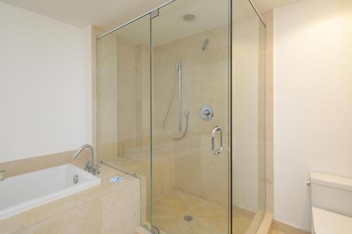 Ένα μπάνιο στο Miami Icon Brickel Luxury Condo