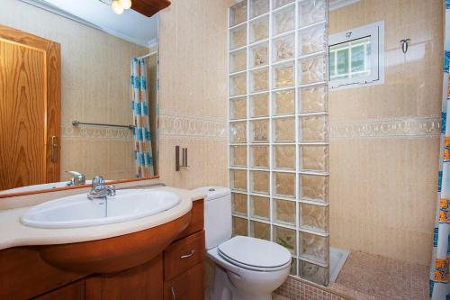 Los AltosにあるHE Zenia Marのバスルーム(トイレ、洗面台、シャワー付)