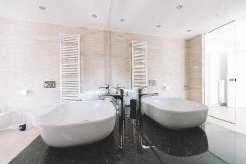 Baño blanco con lavabo y bañera en Apartmány v rodinném domě en Hluboká nad Vltavou