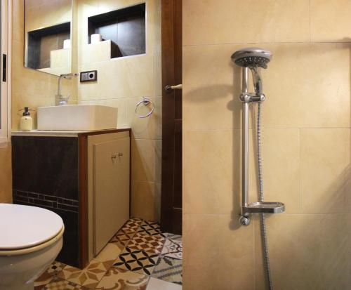 een badkamer met een toilet, een wastafel en een douche bij Casa del Agua in Anna