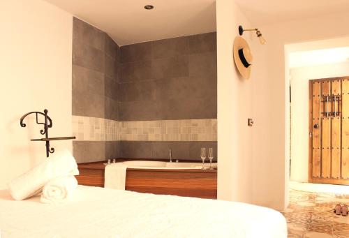 um quarto com uma casa de banho com uma banheira e uma cama em Casa del Agua em Anna