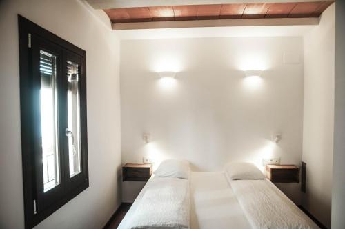 Un pat sau paturi într-o cameră la Barcelona Beach Apartments