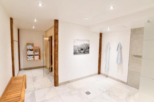 フィッシェン・イム・アルゴイにあるLandhaus Ruppanerの白い壁と白いタイルフロアの客室です。