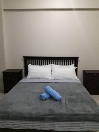 a blue object is laying on a bed at One Palm Tree Villas in Manila