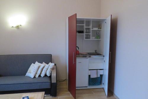 ジブヌベクにあるApartment Sonnenscheinのリビングルーム(ソファ付)、小さなキッチンが備わります。