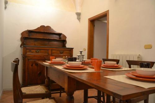 einem Holztisch mit Platten und Schalen darüber in der Unterkunft Best Home in Florence in Florenz