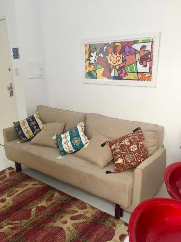 sala de estar con sofá y almohadas en Melhor de Ipanema, en Río de Janeiro