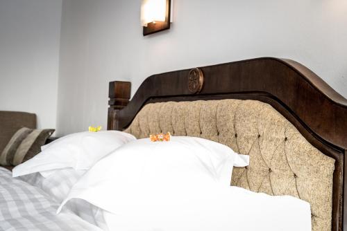 Un pat sau paturi într-o cameră la Bran Chalet