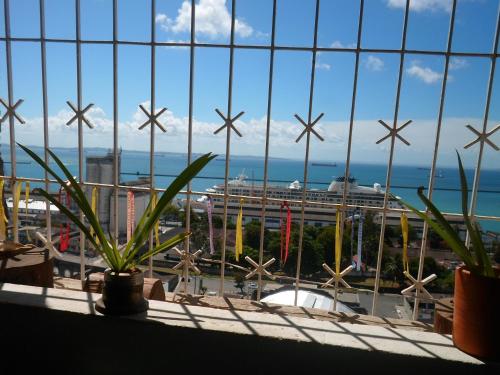 una ventana con plantas y vistas al aeropuerto en estudio, en Salvador