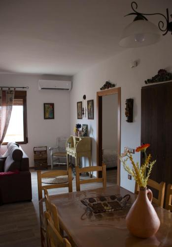 a dining room and living room with a table at El Retiro de Cervantes in Ossa de Montiel