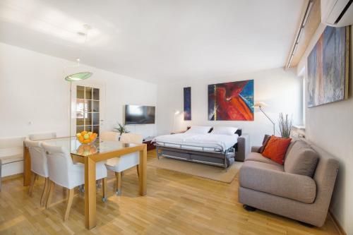 sala de estar con sofá, mesa y cama en Apartment Fine Dalmatinova, en Liubliana