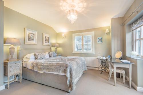 A bed or beds in a room at Haven Cottage 