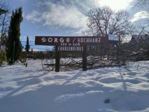 a sign in the snow next to a fence at Ferienwohnung Rathke in Sorge