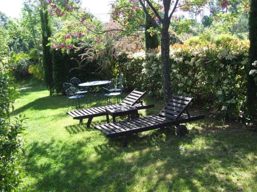 Κήπος έξω από το Domaine du Planas AILHON ARDECHE