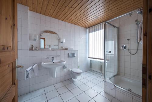 Koupelna v ubytování SOVA Hotel