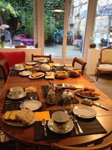 波尔多艺术客房酒店的一张木桌,上面有食物