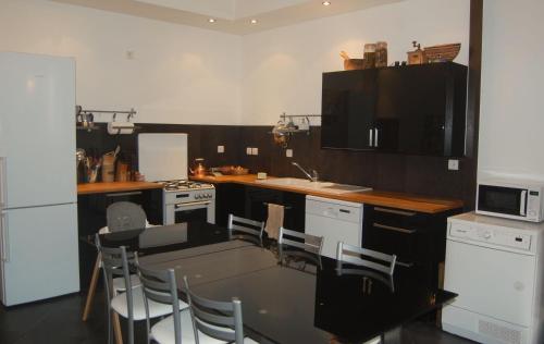 una cucina con tavolo e alcune sedie di Le Patio a Le Puy en Velay