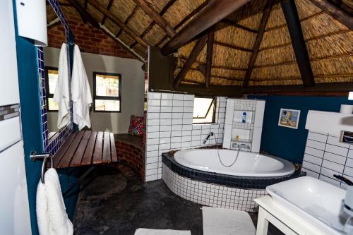 La salle de bains est pourvue d'une baignoire et d'un lavabo. dans l'établissement Inyameko BnB, à Centurion