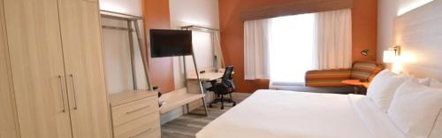 TV a/nebo společenská místnost v ubytování Holiday Inn Express Toledo-Oregon by IHG