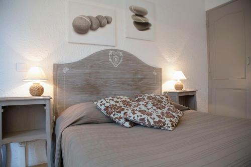 Ένα ή περισσότερα κρεβάτια σε δωμάτιο στο Logis Hôtel Castel Mouisson