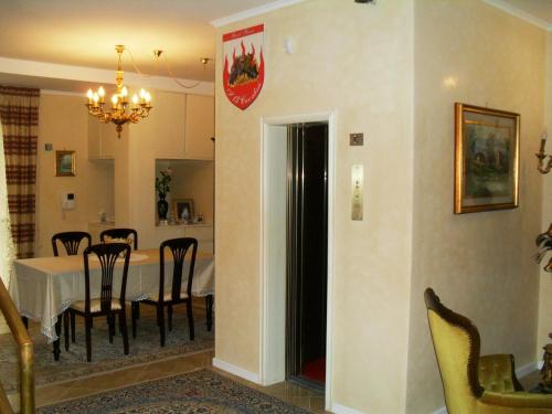 uma sala de jantar com mesa e cadeiras em I 13 Cavalieri Guest House em Barletta