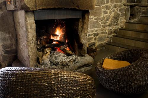 a brick oven with a fire in it at Casa Roan y Casa Grande in Lodoso