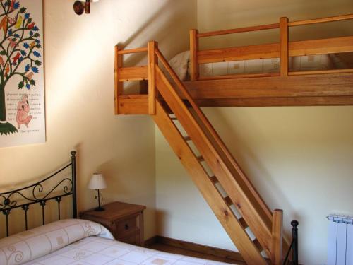 ein Schlafzimmer mit zwei Etagenbetten und einem Bett in der Unterkunft Viviendas Rurales Aldea de Dosamantes in Pesaguero-La Parte