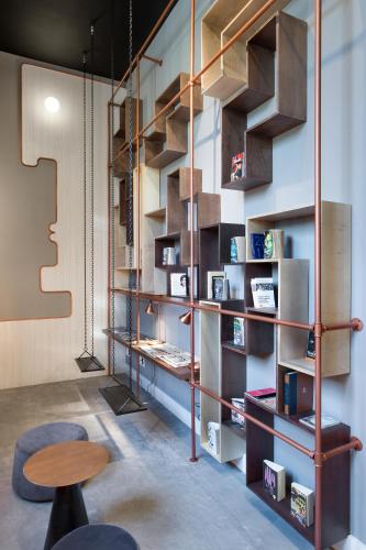 a room with a table and shelves with books at One Shot Tabakalera House in Donostia-San Sebastián