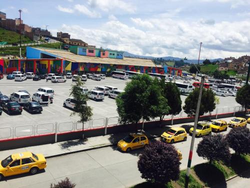 uma vista superior de um parque de estacionamento com táxis em Hotel San José Ipiales em Ipiales