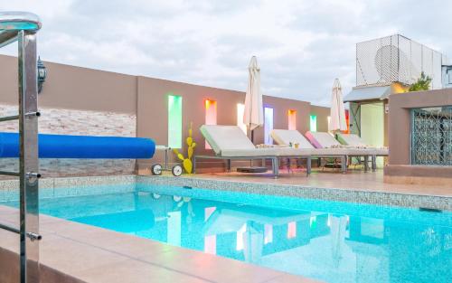 בריכת השחייה שנמצאת ב-Hotel & Ryad Art Place Marrakech או באזור