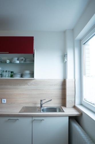 a kitchen with a sink and a window at Erlebnisurlaub Laboe in Laboe
