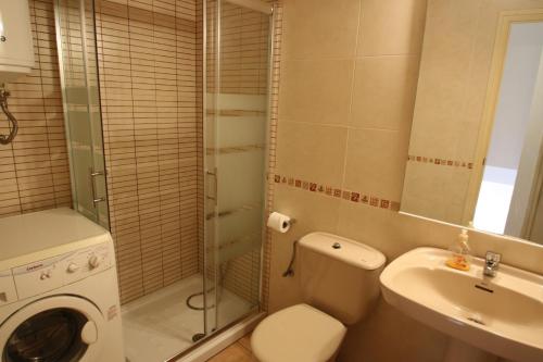 ミアミ・プラトーヤにあるCasas Blancas 12のバスルーム(トイレ、洗面台、洗濯機付)
