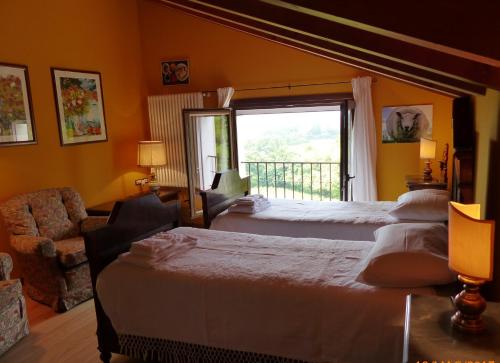 een slaapkamer met 2 bedden en een raam bij Podere di Costabella in Conegliano