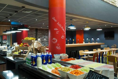 a buffet line with food in a restaurant at ibis Campinas in Campinas