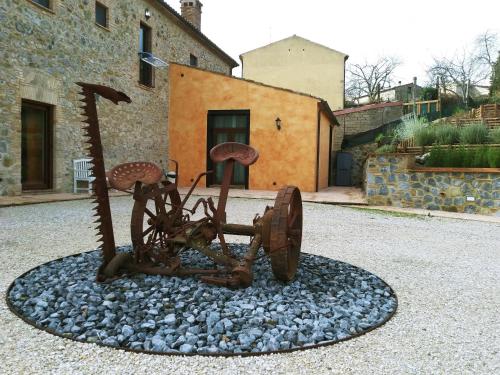 une statue d'un tracteur assise sur une pile de rochers dans l'établissement Podere del Papa, à Viceno