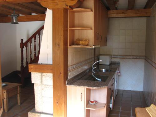eine Küche mit Spüle und Arbeitsplatte in der Unterkunft Viviendas Rurales Aldea de Dosamantes in Pesaguero-La Parte