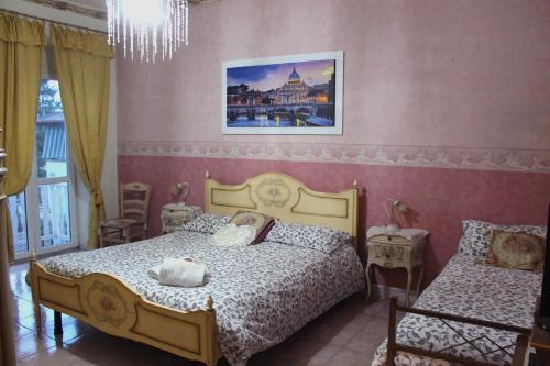 ローマにあるサン ピーターズ ゴールデン ルームスのベッドルーム1室(ベッド2台、シャンデリア付)