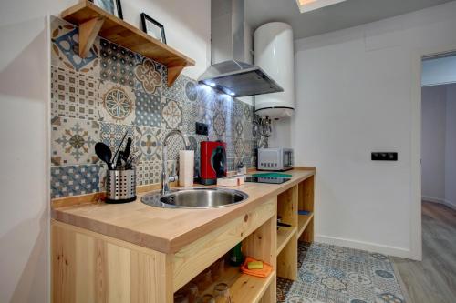 cocina con encimera de madera y fregadero en Lewis&Peter Apartments Los Remedios, en Ronda