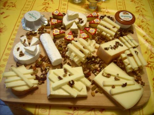uma bandeja de queijo e outras sobremesas numa mesa em Maison Iris em Villeneuve-lès-Montréal
