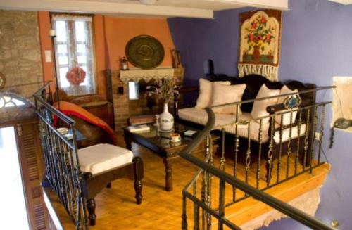 Pyrgi的住宿－The Pounti，客厅配有沙发和桌子