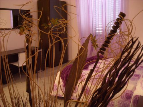 Zimmer mit einem Bett und einigen Pflanzen in der Unterkunft Santa Marta in Matera