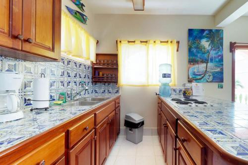 Kuchyň nebo kuchyňský kout v ubytování Zinnia @ Caribe Island