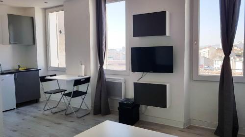 TV a/nebo společenská místnost v ubytování La plus belle de main