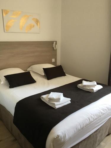 Hôtel Le Biarritz - Vichyにあるベッド