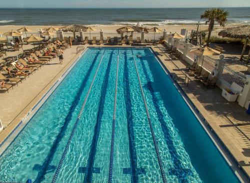una vista panoramica su una piscina sulla spiaggia di Ponte Vedra Inn and Club a Ponte Vedra Beach