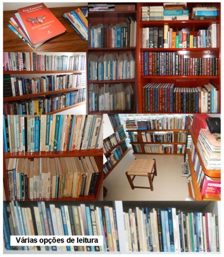 eine Sammlung von Fotos einer Bibliothek mit Büchern in der Unterkunft Casa Colina do Sol in Nova Petrópolis