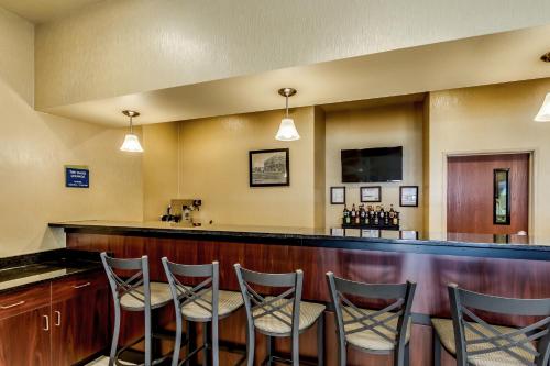 Lounge atau bar di Cobblestone Inn & Suites - Waverly